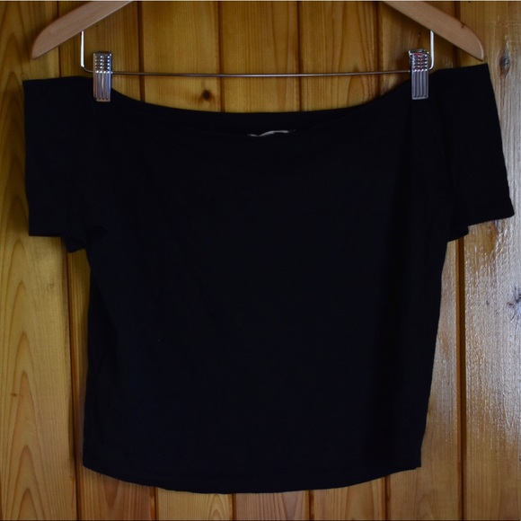 Cute cropped black offthe-shoulder tee from Ardene - Picture 3 of 3